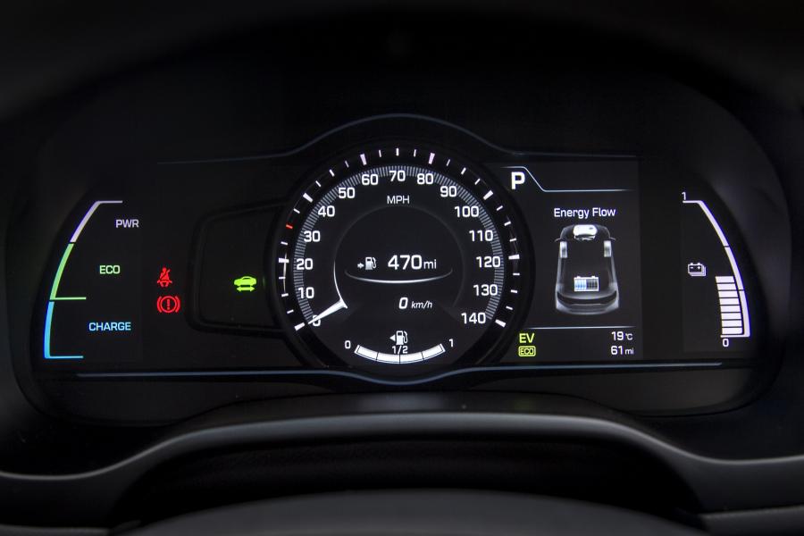Панель приборов Hyundai IONIQ plug-in hybrid (AE) 2017 года  (UK) (фото 28 из 34)